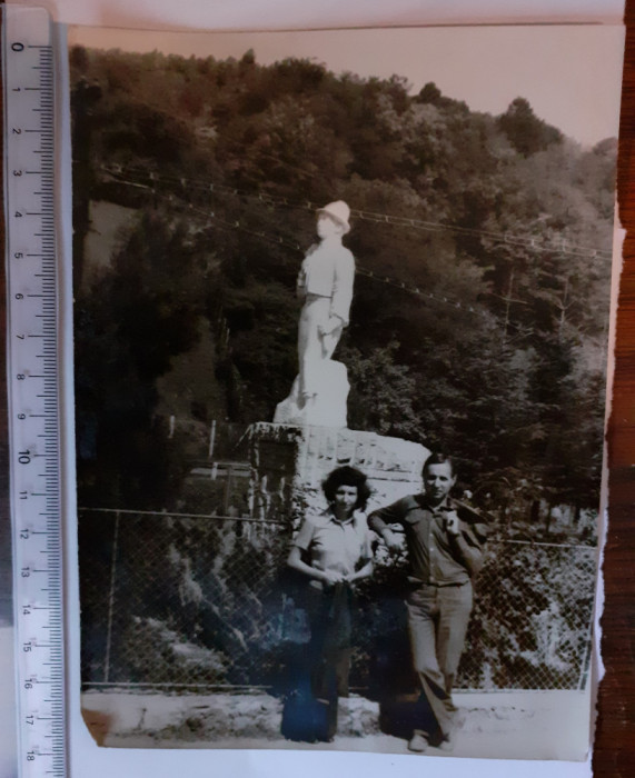 Fotografie cu statuie din Moneasa judetul Arad