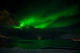 Tablou Canvas, "Aurora Boreală pe cerul &icirc;nghețat", Aurora, Cer, Verde, Noapte, Reflecție, Lumină, Peisaj, Mister, Frumusețe, Pădure., 39 x 26 cm, CMCL