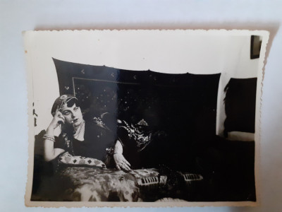 Fotografie tip CP cu femeie cu pipă pe pat foto