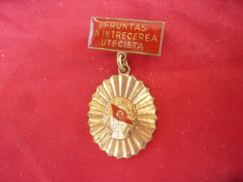 Insigna UTC - Fruntas in Intrecerea Utecista , metal si email , h= 4cm |  Okazii.ro