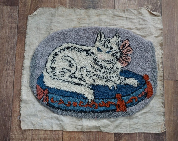 Lucru manual cusatura buclata pe panza. pisica pe perna, 47 x 43cm