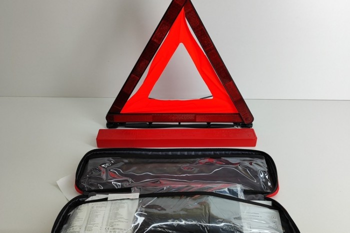 Trusa de prim ajutor TESLA MODEL Y 2022 OEM: 1475076-00-C,P1475076-00-C 23786507