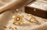 Cercei cu Clips E i surub Model Crin Orhidee , Argint Aurit Mat E i Perle de Cultura