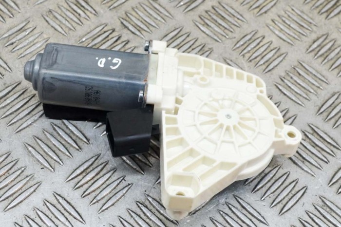 Motor macara geam ușă dreapta spate MERCEDES-BENZ CLA Coupe C117 2016 OEM: A61041-113 13512084