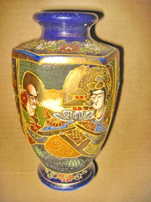 B972-Vaza mica Japonia veche albastra portelan pictat si aurit in relief. foto