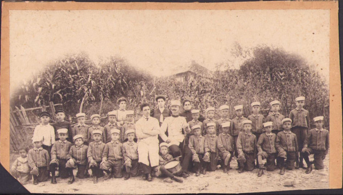 HST P2/230 Poză elevi rom&acirc;ni și ofițer uniformă model 1895 cu sabie