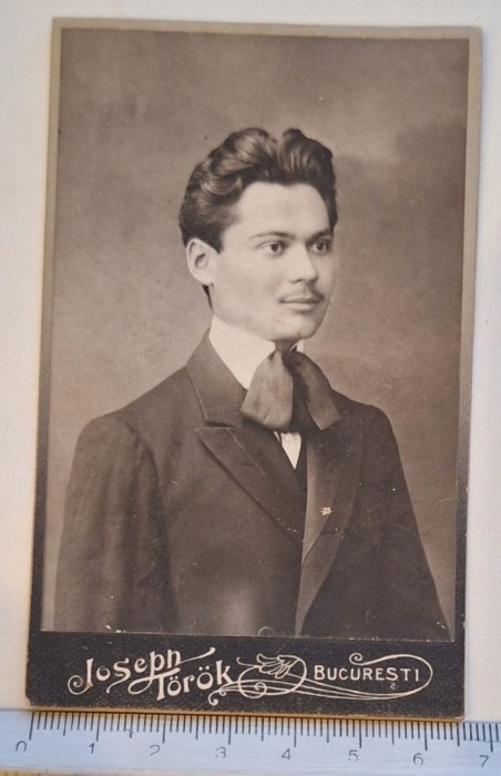 Cabinet card &ndash; Joseph T&ouml;r&ouml;k, București (1907&ndash;1912) &ndash; portret t&acirc;năr &ndash; 16,5&times;10,8 cm