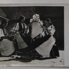 FETE DIN POIANA SIBIULUI IN PORT POPULAR , TORCAND , FOTO . ORIG. J. FISCHER , SIBIU , FOTOGRAFIE TIP CARTE POSTALA , 1941