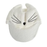 Sapca tricotata alba cu urechi de pisica