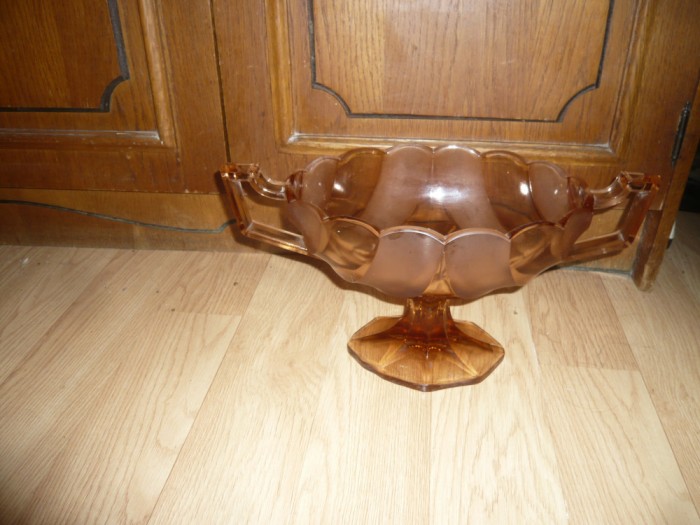 Fructiera veche din sticla cizelata si matuita Dim. sus= 35x18cm , h=18cm
