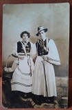 Fotografie tip carte postala, barbat si femeie in costume traditionale, perioada interbelica