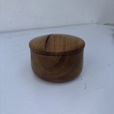Cutie din stejar, cu capac Dimensiuni interior 5x9 cm Finisat cu ulei mineral și ceara de albine și carnauba