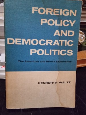 Foreign policy and democratic politics. The American and British Experience - Kenneth N. Waltz foto