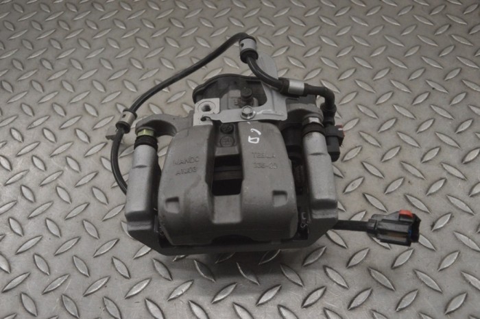 Etrier de fr&acirc;nă dreapta spate TESLA MODEL Y 2023 OEM: 2288782-00-A,1044626-00-B 22493335
