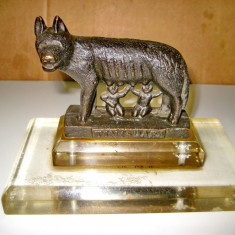 B864-C-Statuieta Lupoaica cu Romulus si Remus Timisoara. Bronz masiv.