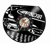 Ceas de perete din disc vinil, Tematică NASCAR / Curse Auto, Design Sportiv cu Siluete Mașini de Curse, Negru