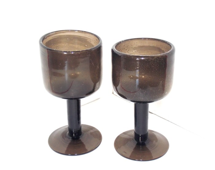 Pahare cu picior semicristal biot bej &icirc;nchis, suflate manual - Colecție SERRA - design H&amp;M, fabricate &icirc;n China