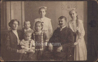 HST P2/553 Poză familie cu 5 copii studio Joanovics Cluj foto