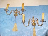 9348-Set 2 Aplice electrice clasice bronz aurit in patina cu flori stilizate gen lalea. Tragatoare snur frumoase piese elegante in stare foarte buna.