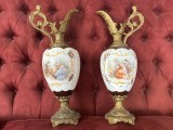 Set de 2 vase decorative rococo | urne &ndash; ceramică cu scene galante si ornamente din zamac
