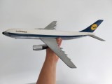 Avion macheta Lufthansa Airbus A300B4-200, inmatriculare D-AIAA, 43x37 cm, scara 1:125