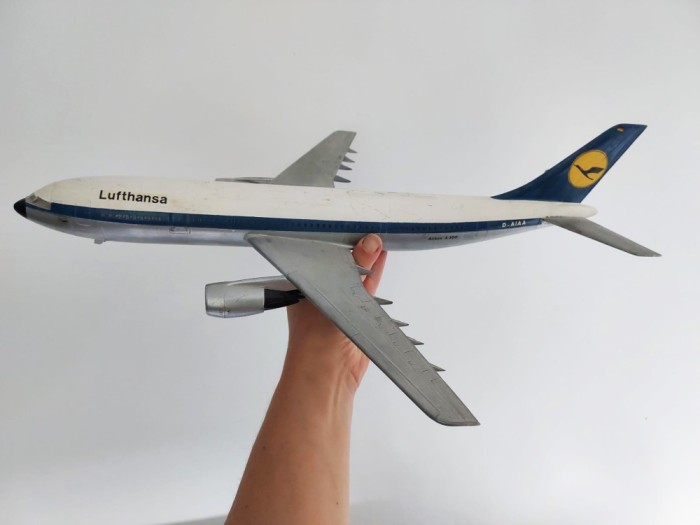 Avion macheta Lufthansa Airbus A300B4-200, inmatriculare D-AIAA, 43x37 cm, scara 1:125