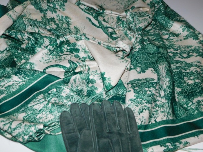 Esarfa noua superba, cu 2 fete , manusi noi piele naturala