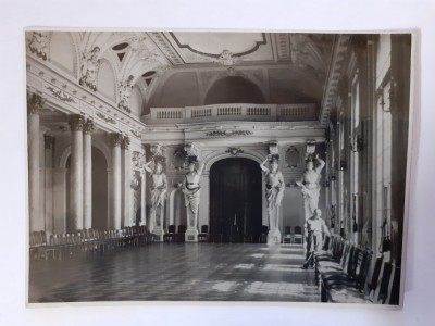 Fotografie cu interiorul Cercului Militar din București foto