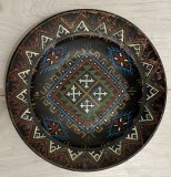 Farfurie veche de ceramică, decorativă, model rar, de pus pe perete, simbolul crucii, foarte expresiva, impact vizual puternic, arta popular, 24 cm