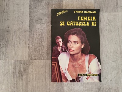 Femeia si catusele ei de Sarina Cassvan foto