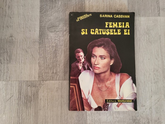 Femeia si catusele ei de Sarina Cassvan