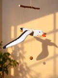 Pescăruș zburător din lemn cu aripi mobile &ndash; decor cinetic handmade