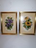 Pereche tablou cusut brodat floral broderie veche manuala inramata rama lemn aurie buchet flori mov galben cu sticla