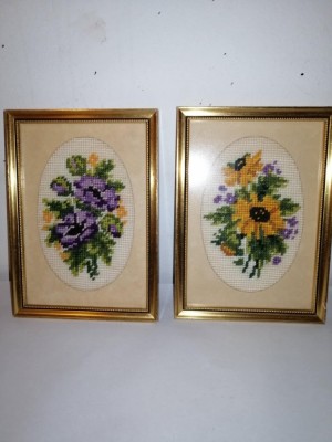 Pereche tablou cusut brodat floral broderie veche manuala inramata rama lemn aurie buchet flori mov galben cu sticla foto