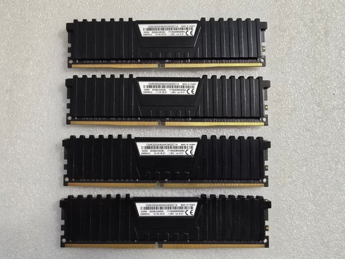 Kit memorie Corsair 32GB (4x8GB), DDR4, CL14, 2400 MHz, Vengeance LPX