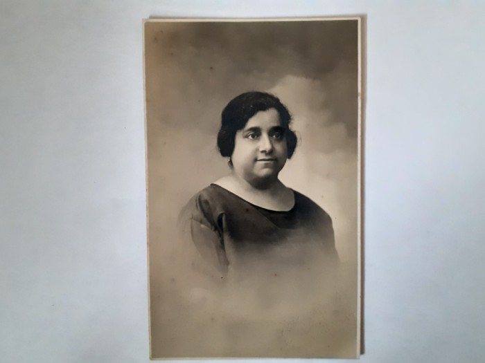 Fotografie tip CP cu femeie 13