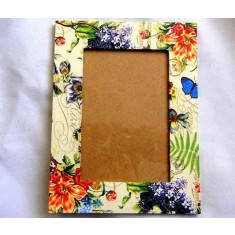 Rama foto din lemn decorata cu flori multicolore si fluturi 31955