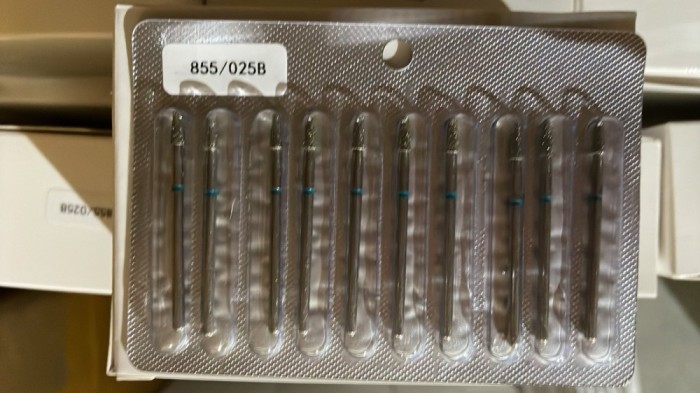 Capăt de freză de diamant pentru cuticule, con rotunjit, br&acirc;u albastru, 855/025B