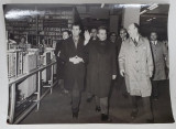 NICOLAE CEAUSESCU SALUTAND MUNCITORII , IN VIZITA LA O FABRICA , FOTOGRAFIE DE PRESA , ANII &#039;70