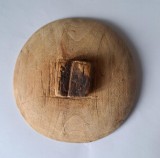 Titlu sugerat: Pistornic vechi din lemn (Pecetar prescuri) &ndash; Diametru 12,5 cm, Obiect de cult