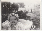 M5 B34 - FOTO - FOTOGRAFIE FOARTE VECHE - bebelus in landou - anii 1960