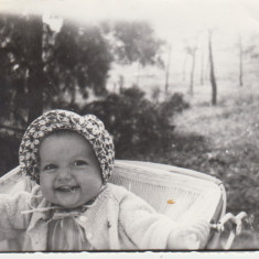 M5 B34 - FOTO - FOTOGRAFIE FOARTE VECHE - bebelus in landou - anii 1960