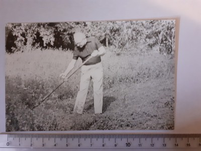 Fotografie cu bărbat cosind foto
