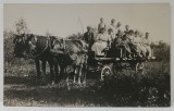 FOTOGRAFIE DE GRUP IN CARUTA TRASA DE DOI CAI SI MANZ , FEMEI SI BARBATI IN PORT ORASENESC , PERIOADA INTERBELICA , CARTE POSTALA INTERBELICA