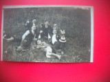 HOPCT 383 P BARBATI LA IARBA VERDE -FAMILIE--FOTOGRAFIE VECHE TIP CP
