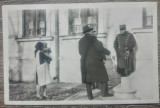 Discutie cu un ofiter roman, perioada interbelica// fotografie, Romania 1900 - 1950, Portrete