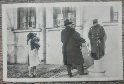 Discutie cu un ofiter roman, perioada interbelica// fotografie foto