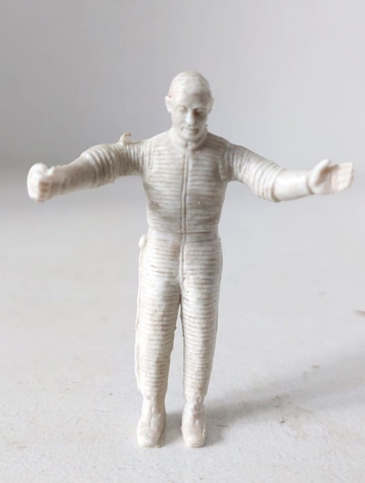 Figurina plastic alb, om in costum special, 5cm
