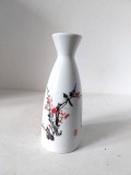 Carafă sake japoneză din porțelan, 14 cm, decor flori și scriere chineză, ștanță roșie pe fund / vaza