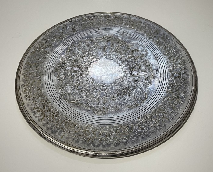 Suport argintat pentru vase calde, gravat simetric cu motive florale, anii 1940
